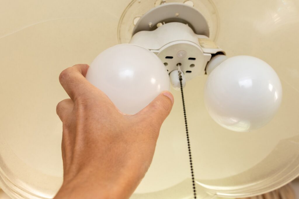 直管蛍光灯からシーリングライトへの交換費用と基礎知識